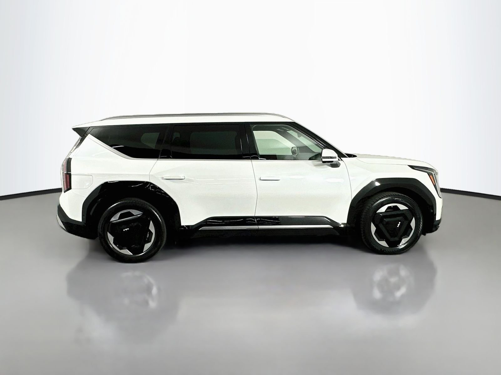 Used 2024 Snow White Pearl Kia Land image 7