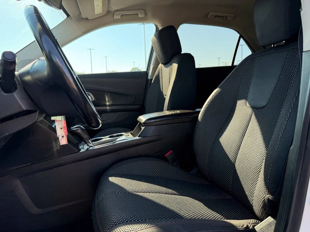 Used 2017 SUMMIT WHITE Chevrolet LT image 25