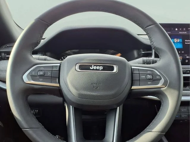 Used 2024  Jeep Latitude image 9