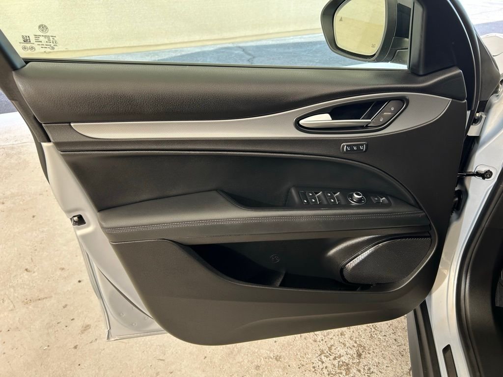 New 2025 Moonlight Gray Metallic Exterior Paint Alfa Romeo Base image 23