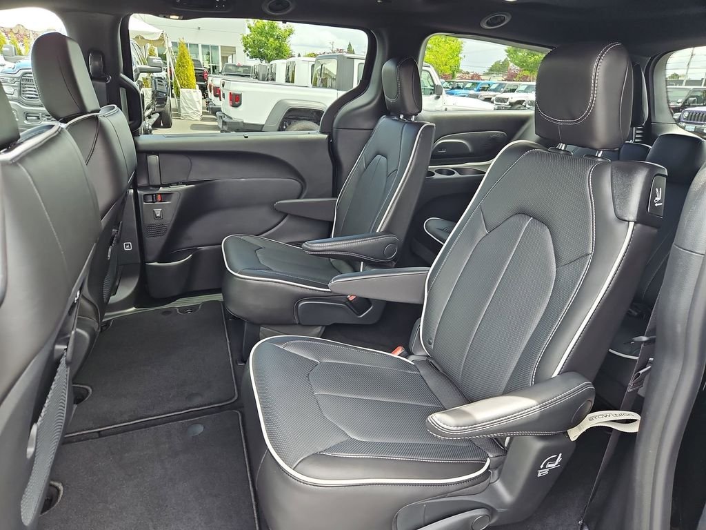 New 2027 Diamond Black Crystal Pearl-Coat Exterior Paint Chrysler Limited image 23