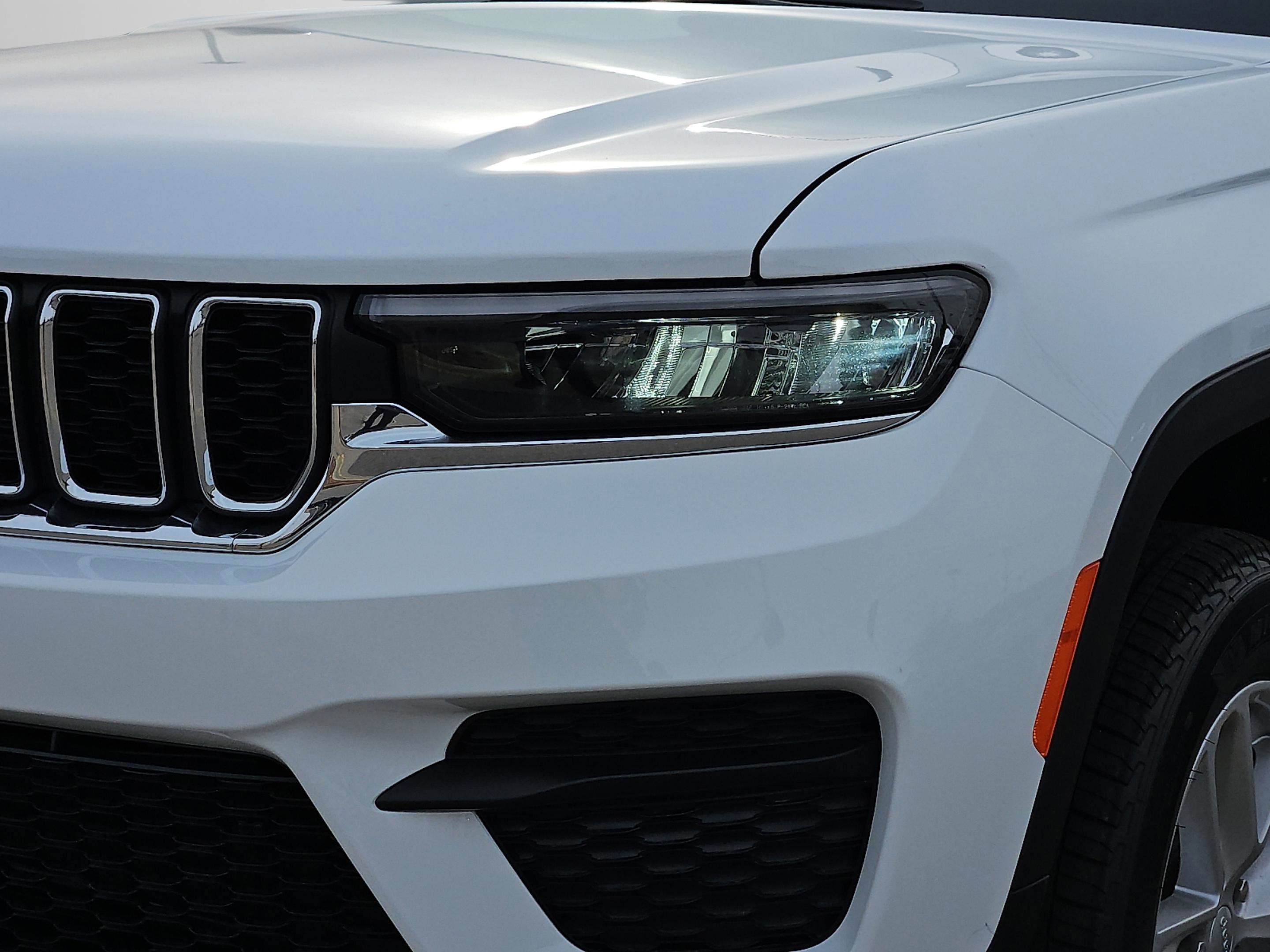 New 2025 Bright White Clear-Coat Exterior Paint Jeep Laredo image 8