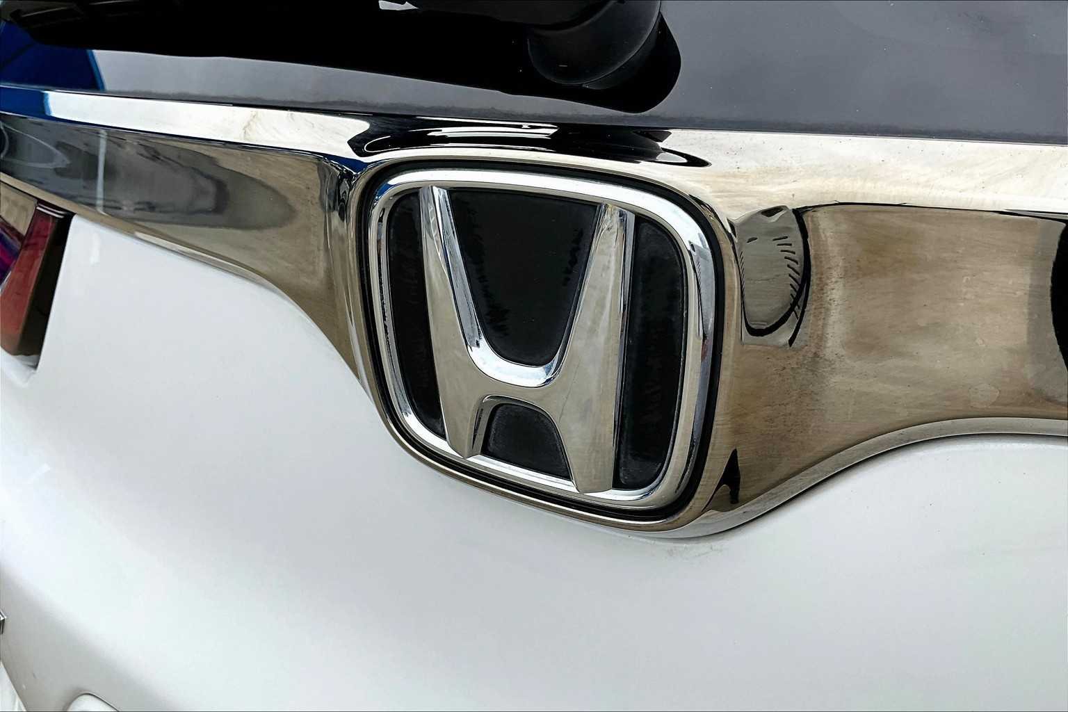 Used 2022 Platinum White Pearl Honda EX image 30