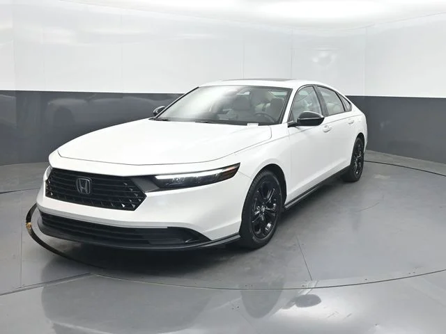 Used 2025 White Honda SE image 1