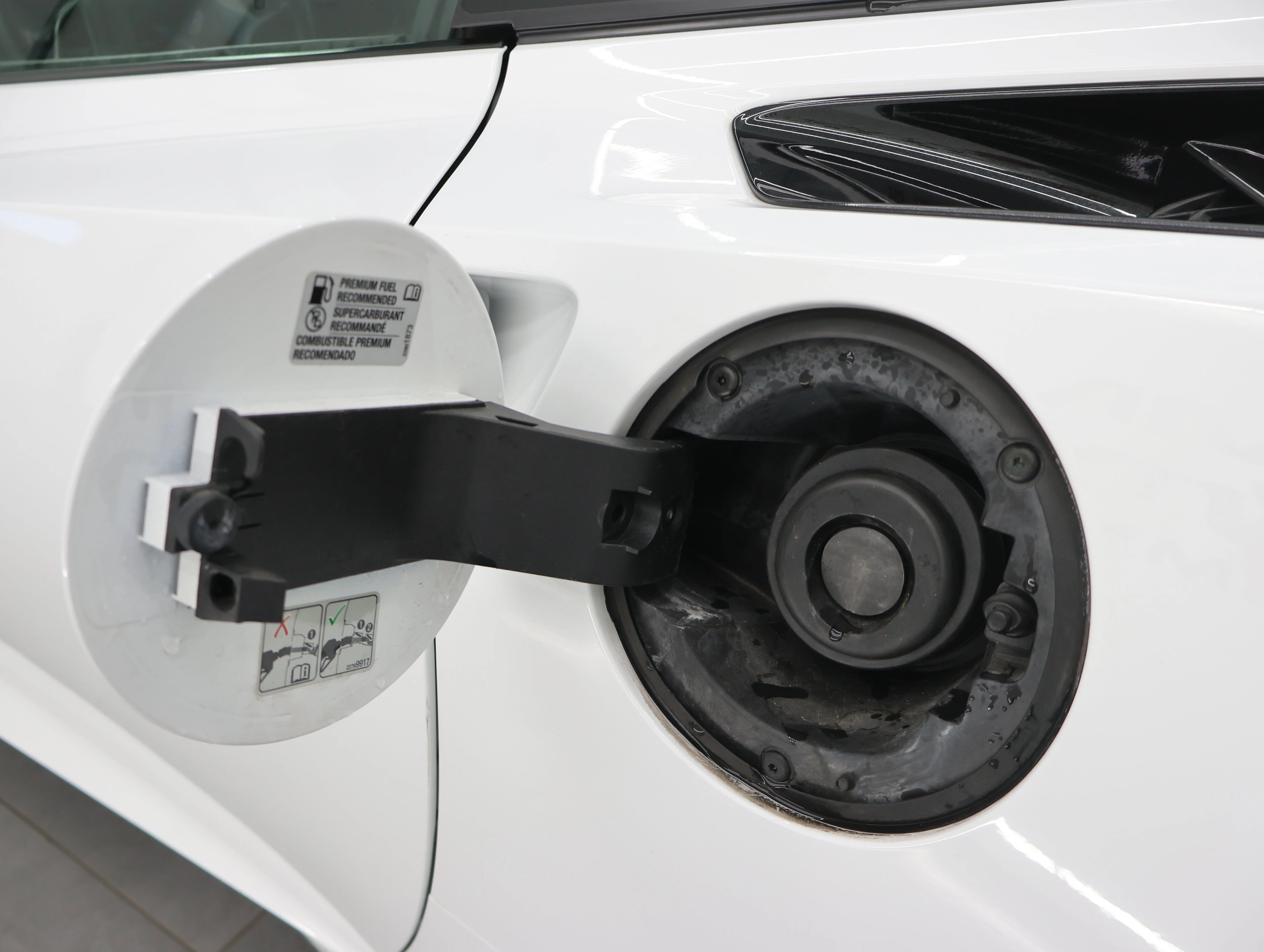 Used 2015 Arctic White Chevrolet Stingray Z51 image 27