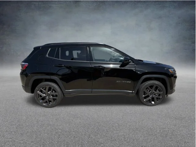 New 2026 Diamond Black Crystal Pearl-Coat Exterior Paint Jeep Limited image 9
