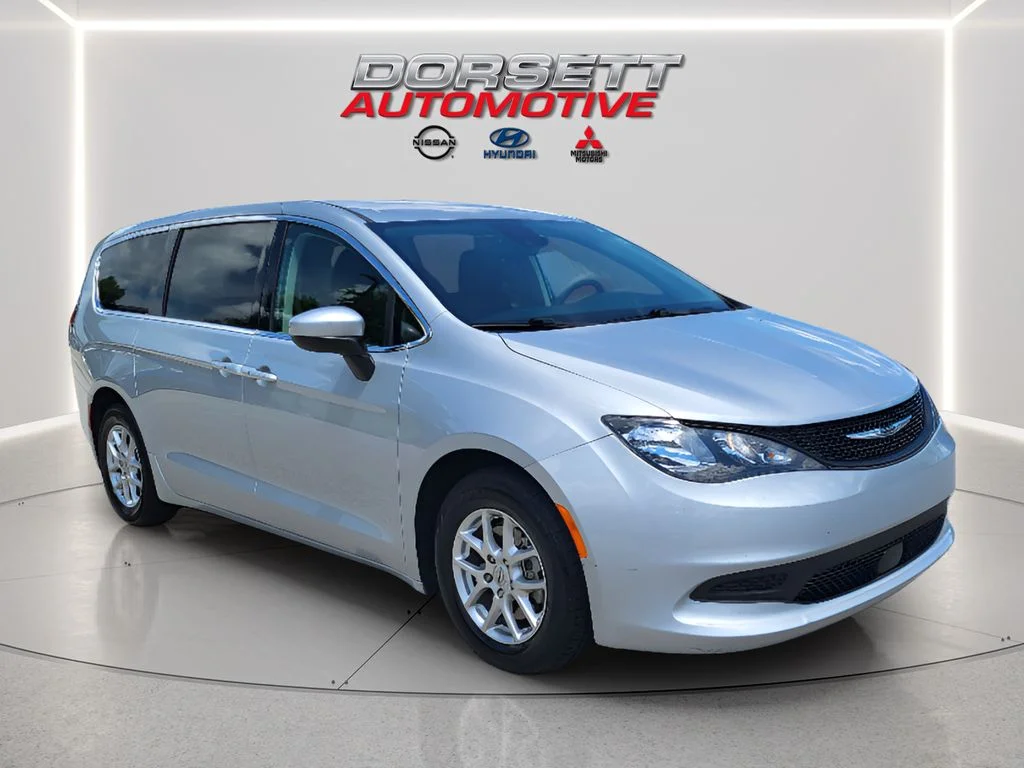Used 2023 Silver Mist Clearcoat Chrysler LX image 4