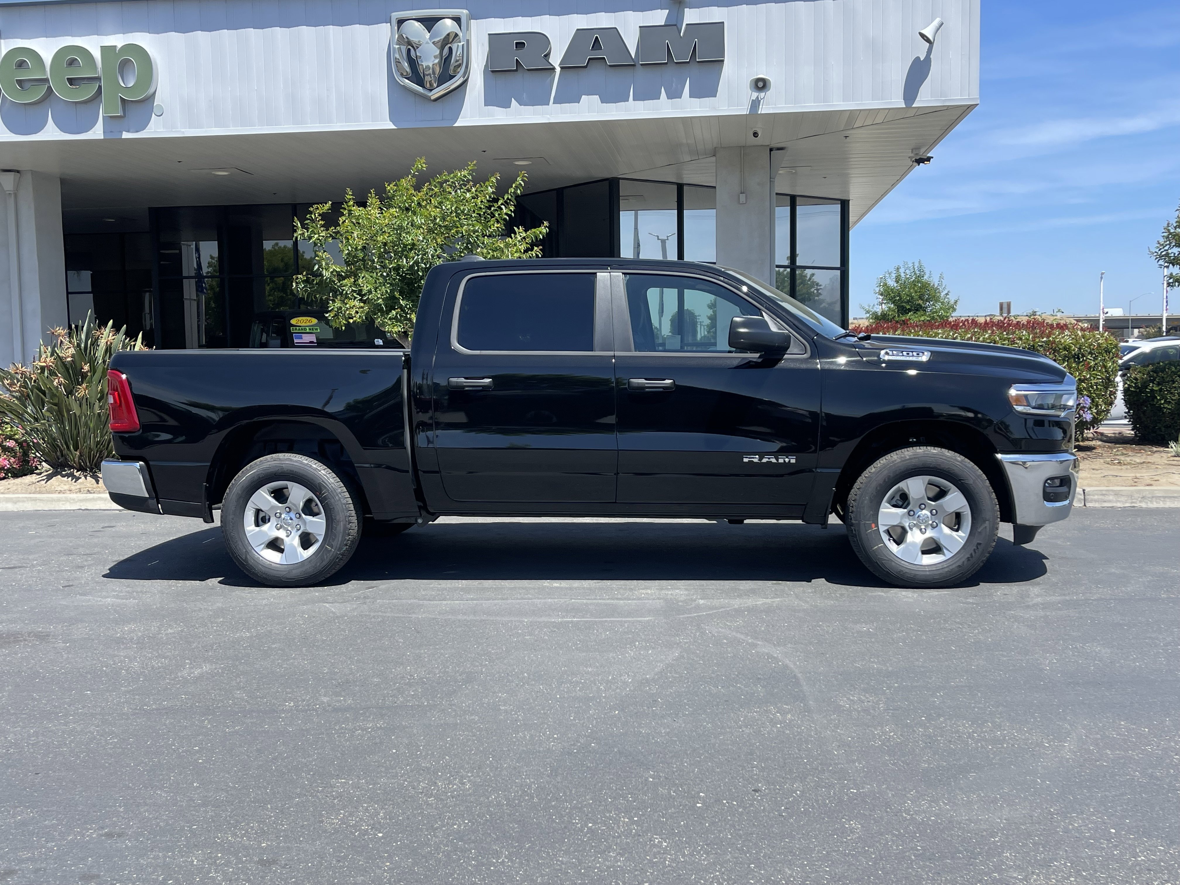 New 2026 Diamond Black Crystal Pearl-Coat Exterior Paint RAM Big Horn/Lone Star image 4