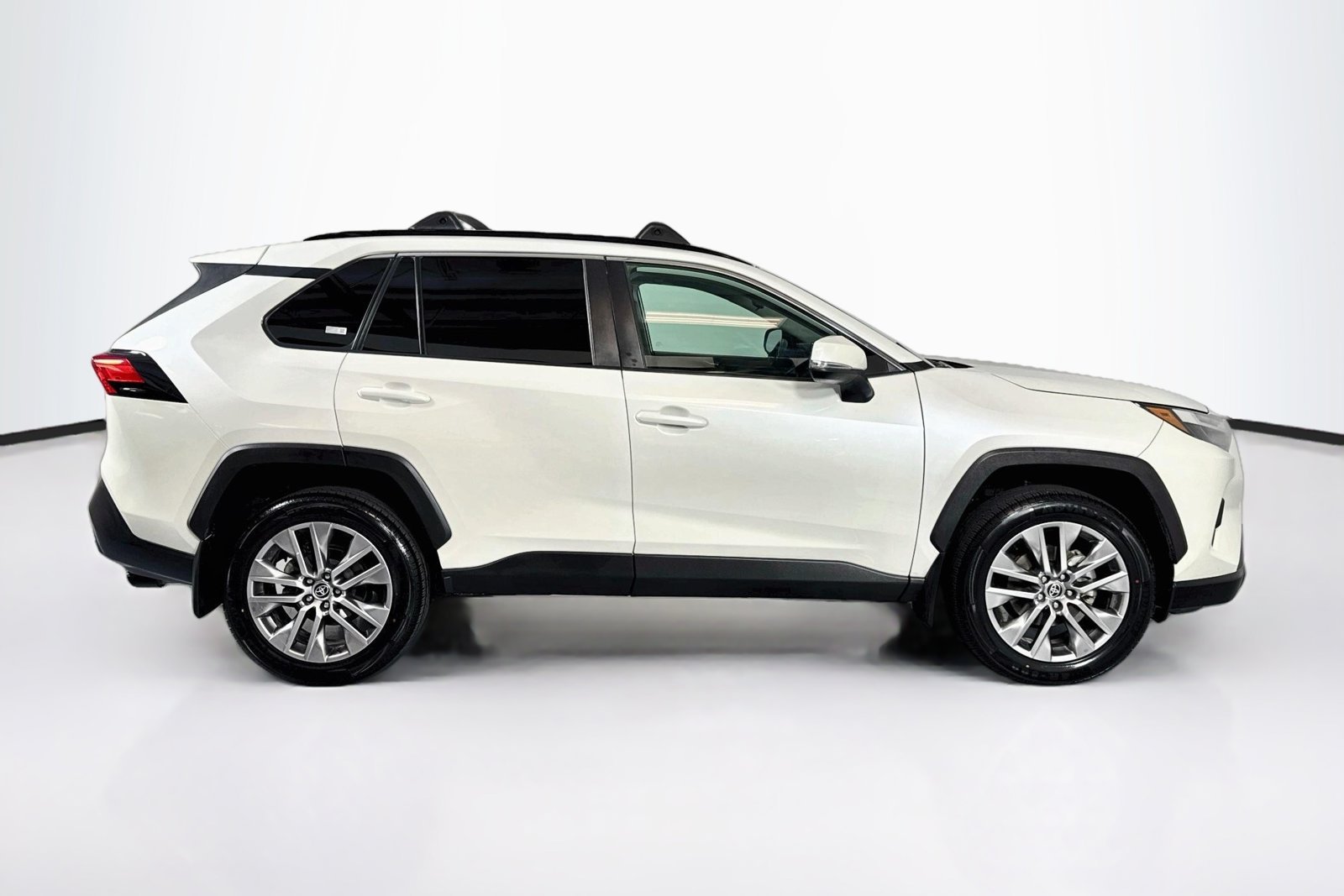 Used 2022 Blizzard Pearl Toyota XLE Premium image 4