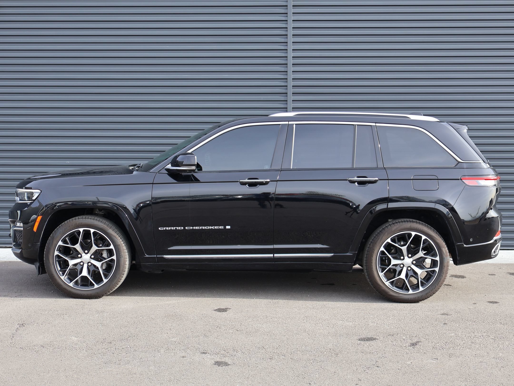 Used 2023 Diamond Black Crystal Pearlcoat Jeep Summit Reserve image 8