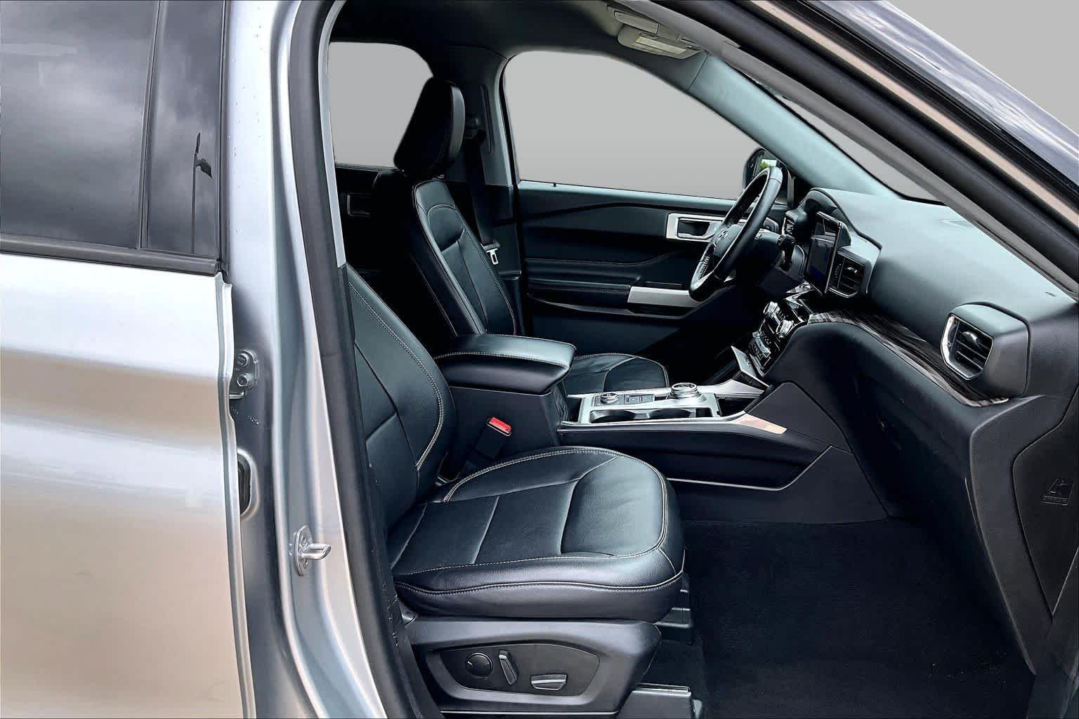 Used 2023 Iconic Silver Ford Limited image 9