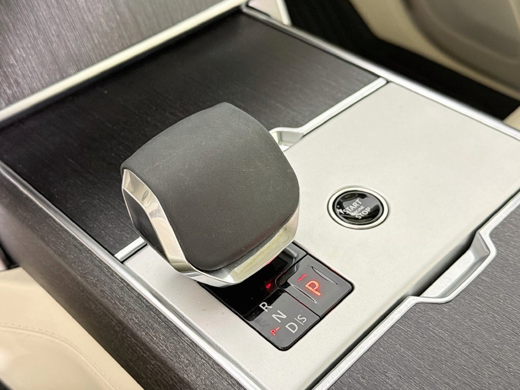 Used 2024 White Land Rover SE image 17