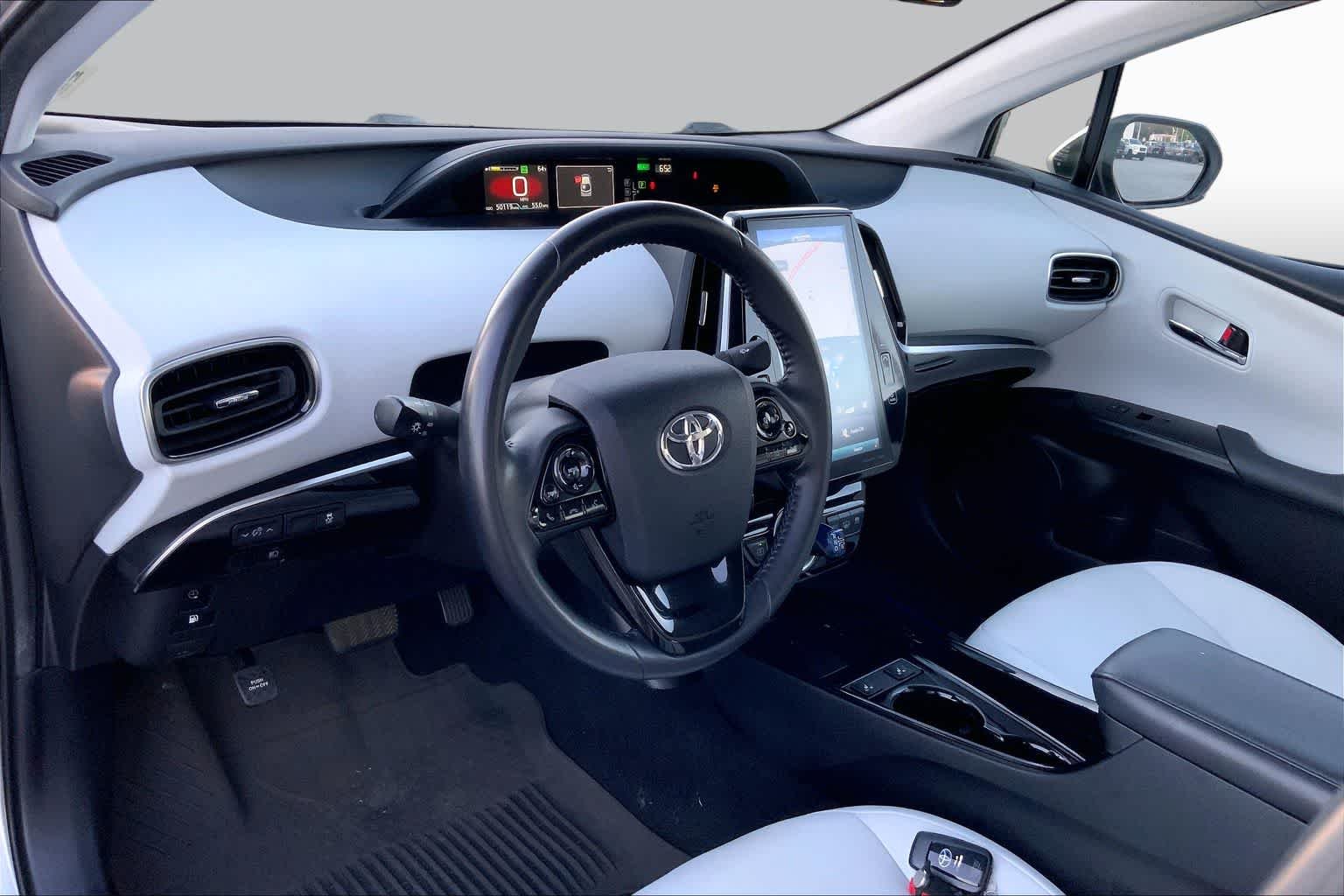 Used 2021 Classic Silver Metallic Toyota XLE image 17
