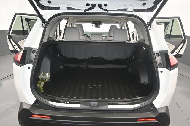 New 2026 Ice Cap Toyota XLE Premium image 13