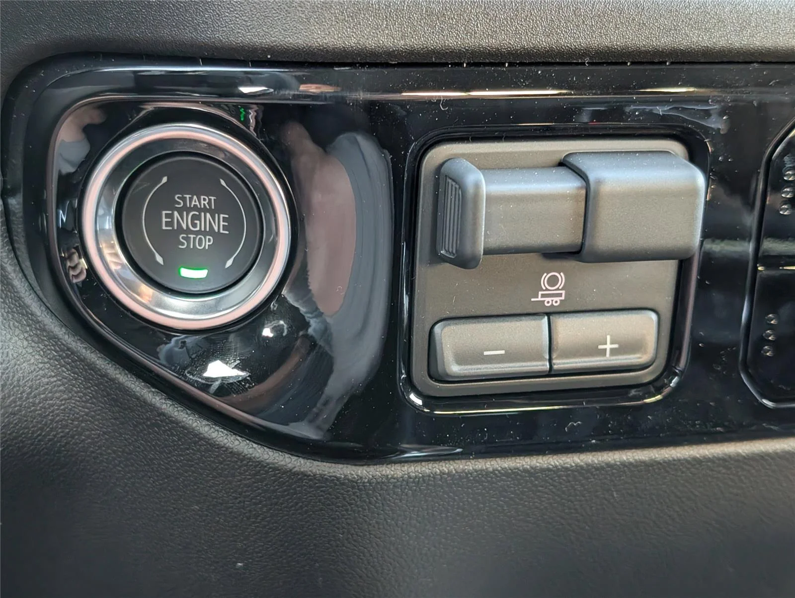 New 2026 Sterling Metallic GMC Elevation image 32