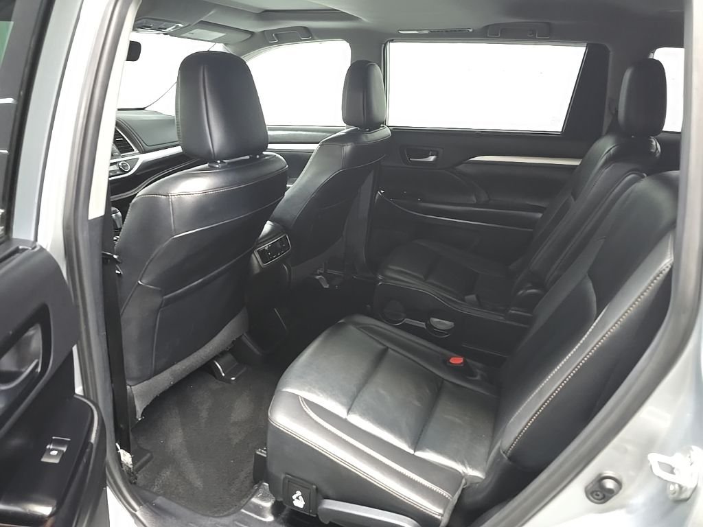 Used 2019 Silver Toyota XLE image 31