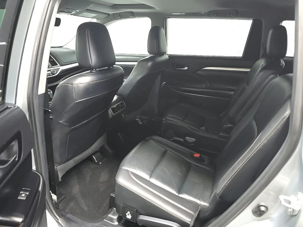Used 2019 Silver Toyota XLE image 31