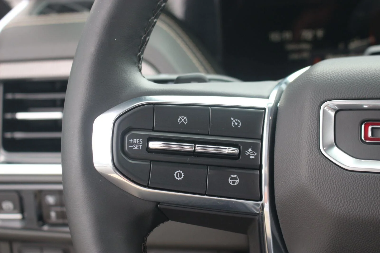 Used 2026 Onyx Black GMC Elevation image 24