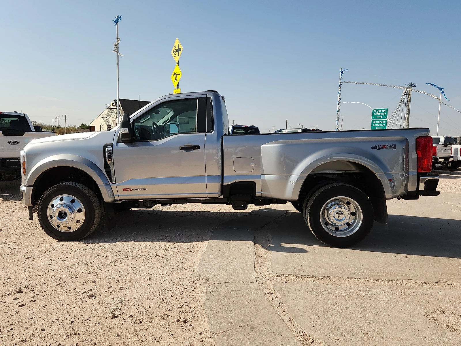 New 2027 Iconic Silver Metallic Ford XLT image 4