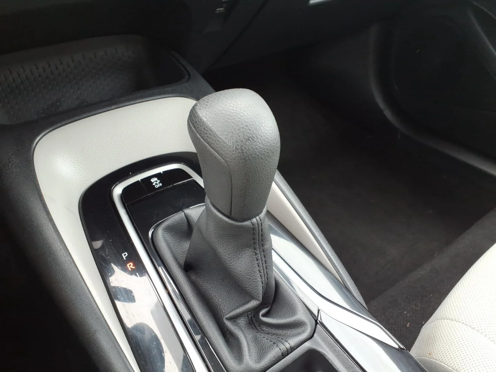 Used 2020 Classic Silver Metallic Toyota L image 5