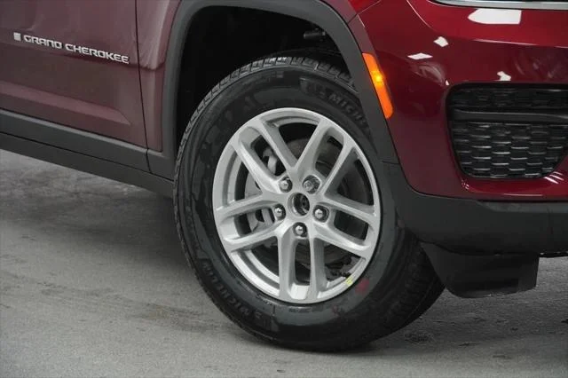 New 2026 Velvet Red Pearl-Coat Exterior Paint Jeep Laredo X image 4