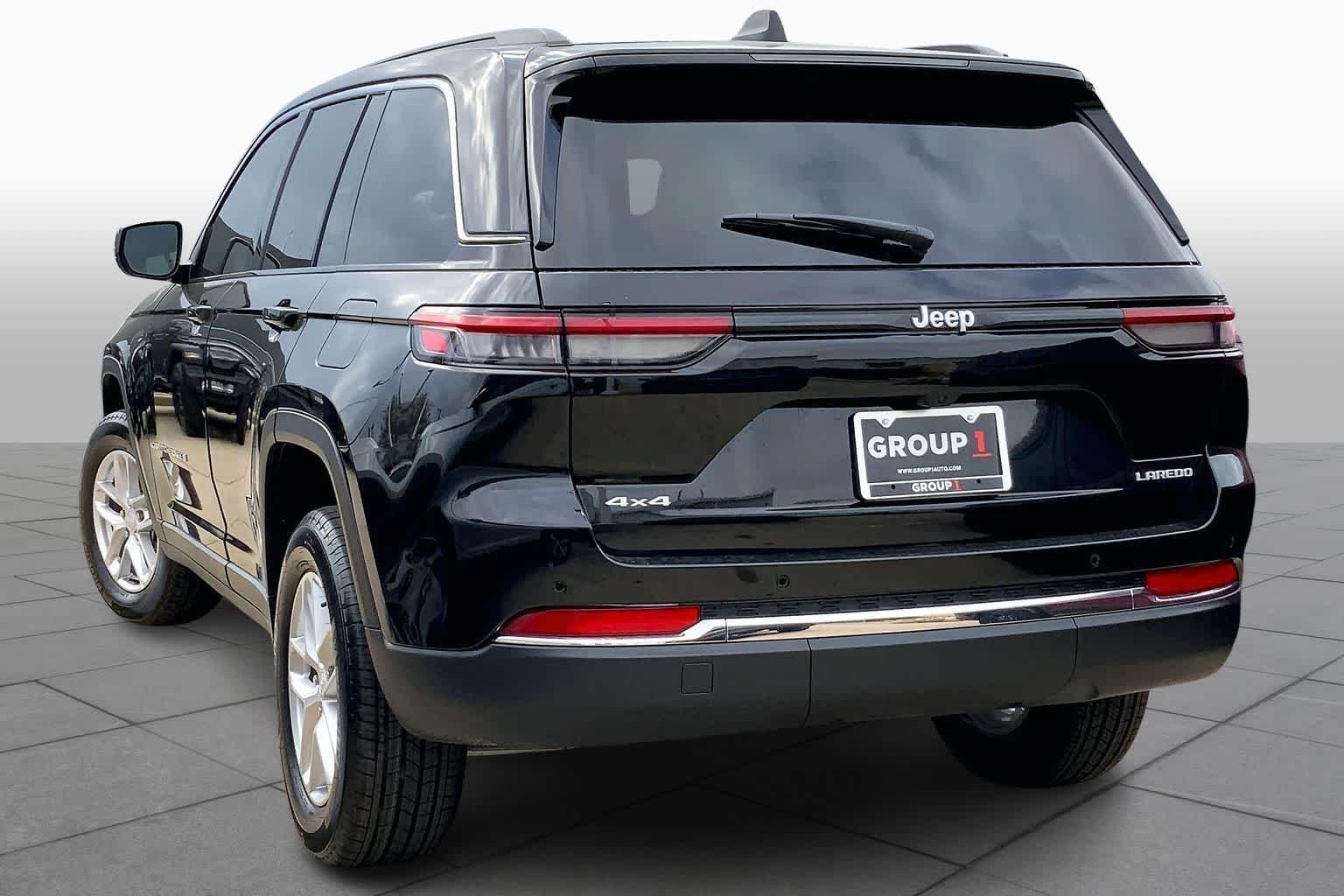 New 2026 Diamond Black Crystal Pearlcoat Jeep Laredo X image 12