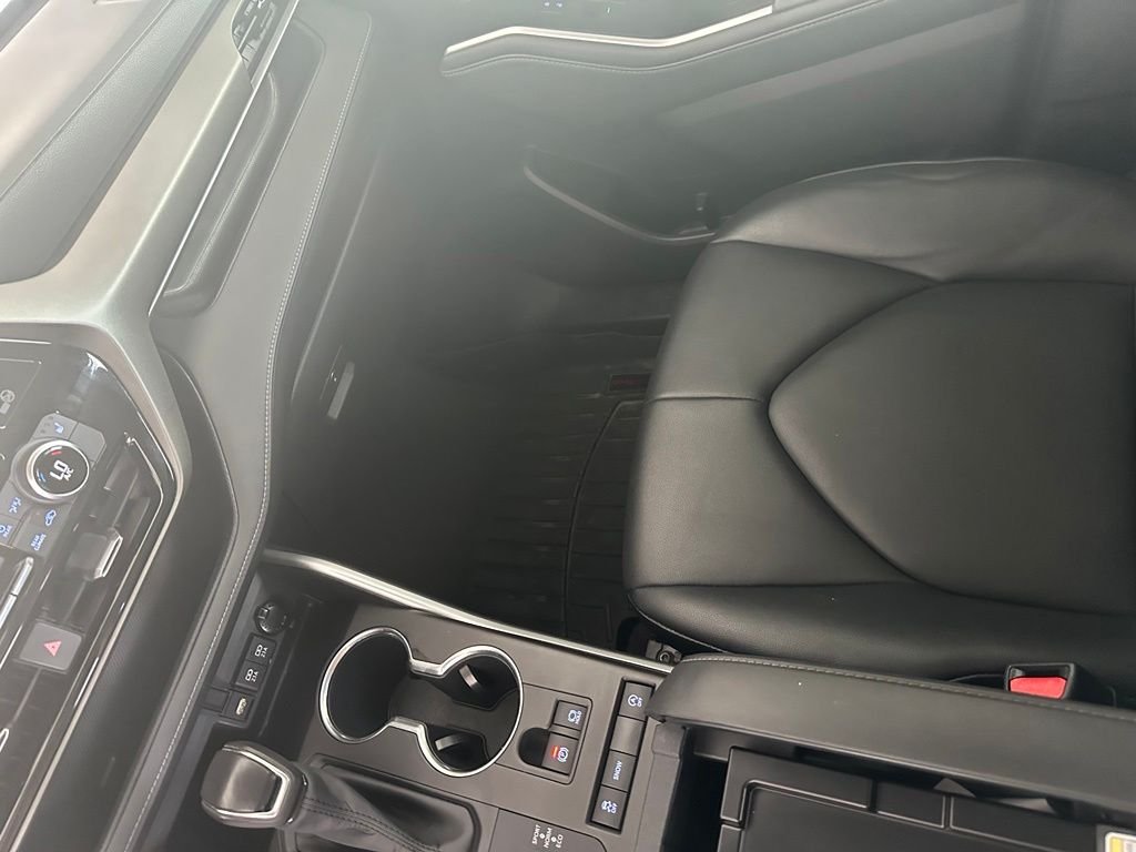 Used 2020  Toyota XLE image 24