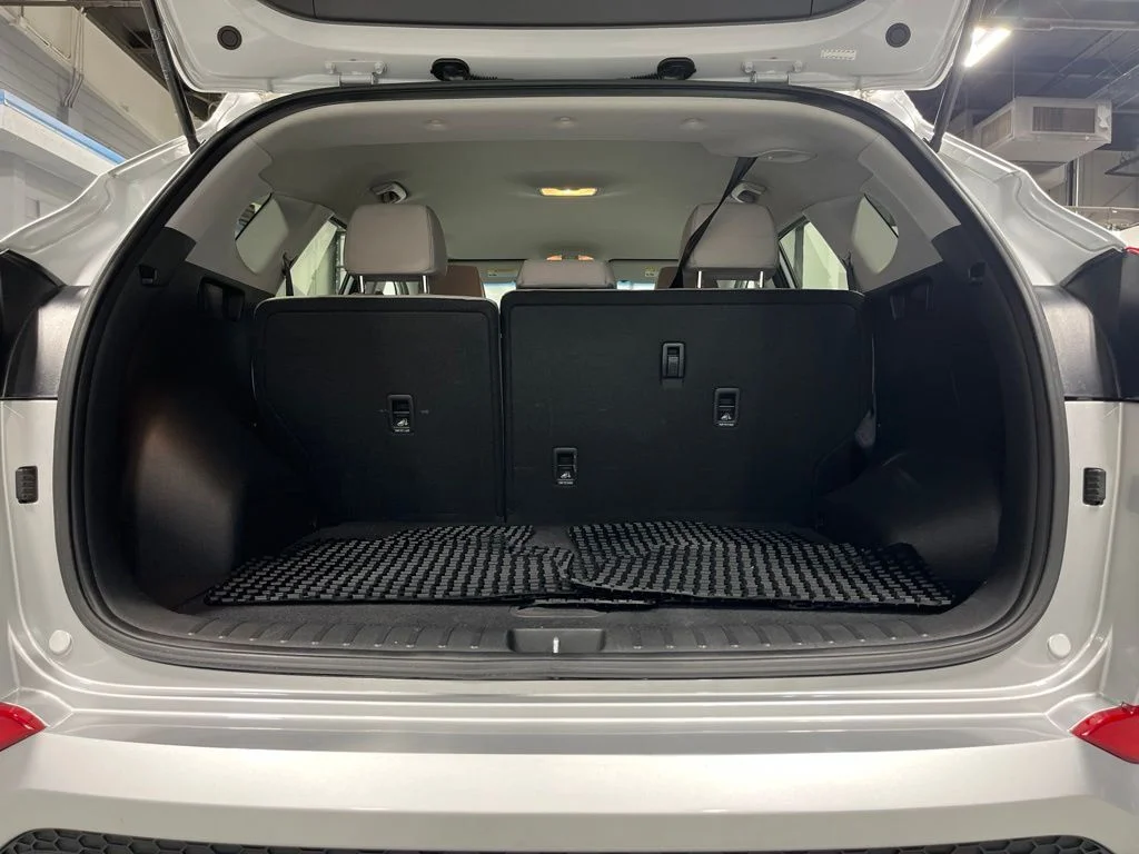 Used 2018 Molten Silver Hyundai SEL image 31