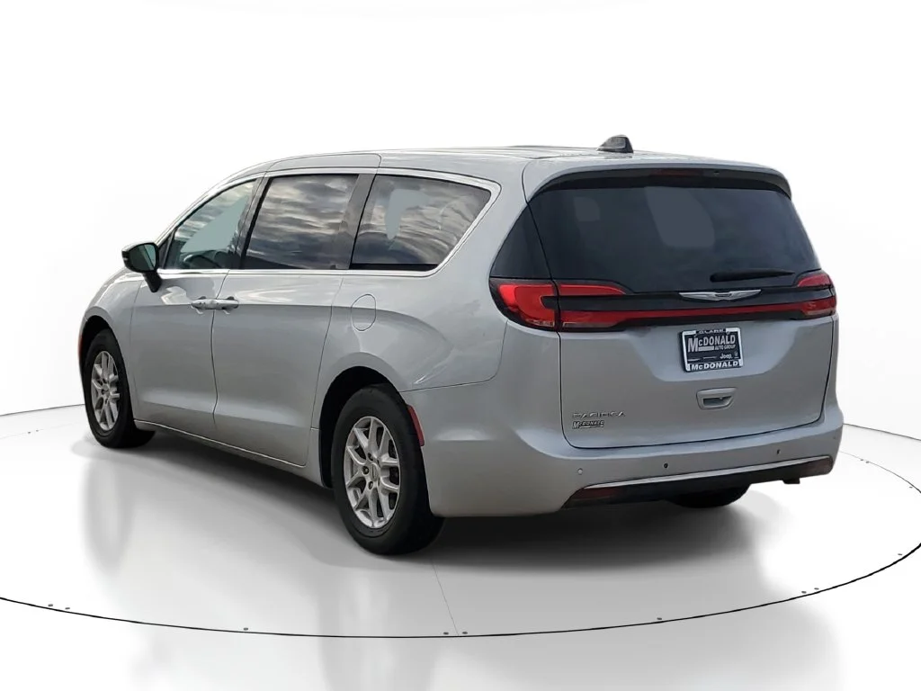 Used 2024 Silver Chrysler Touring L image 4