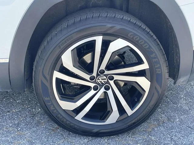 Used 2023  Volkswagen SEL image 9