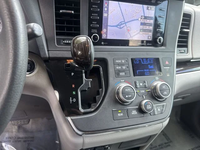 Used 2018 White Toyota XLE image 27
