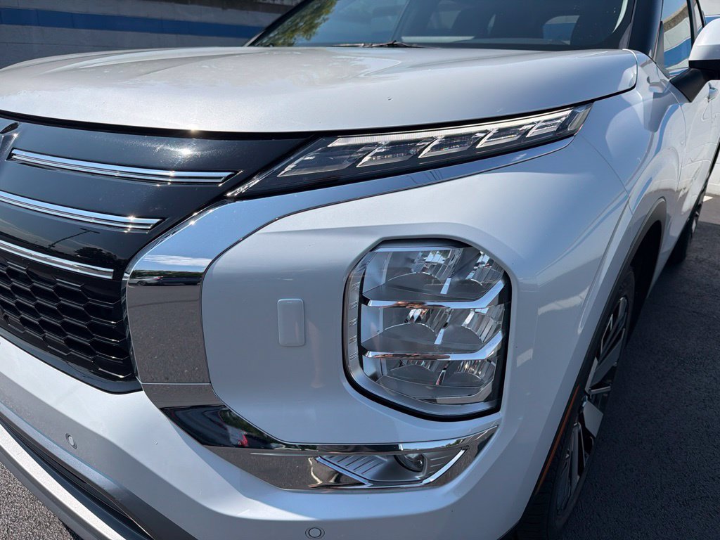 Used 2025  Mitsubishi SE image 9