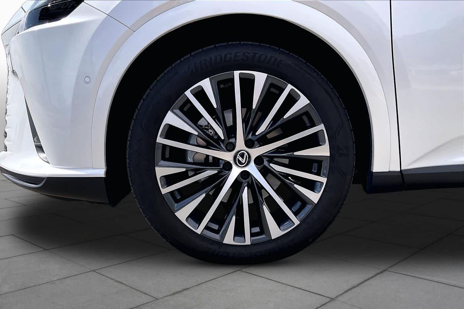 Used 2025 Eminent White Pearl Lexus Premium Plus image 11