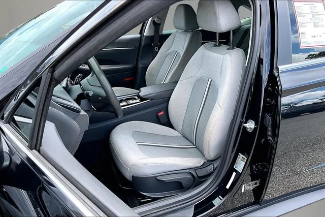 Used 2022 Black Hyundai SE image 18