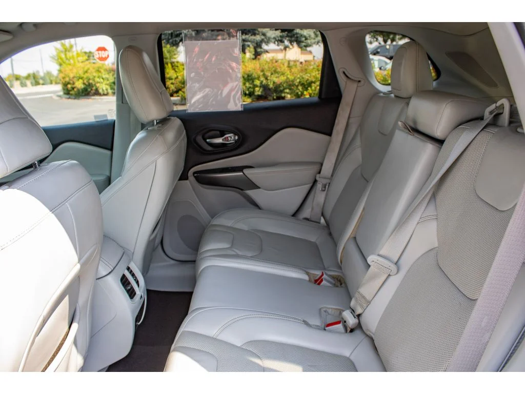 Used 2021 Sting-Gray Clearcoat Jeep Latitude Lux image 17