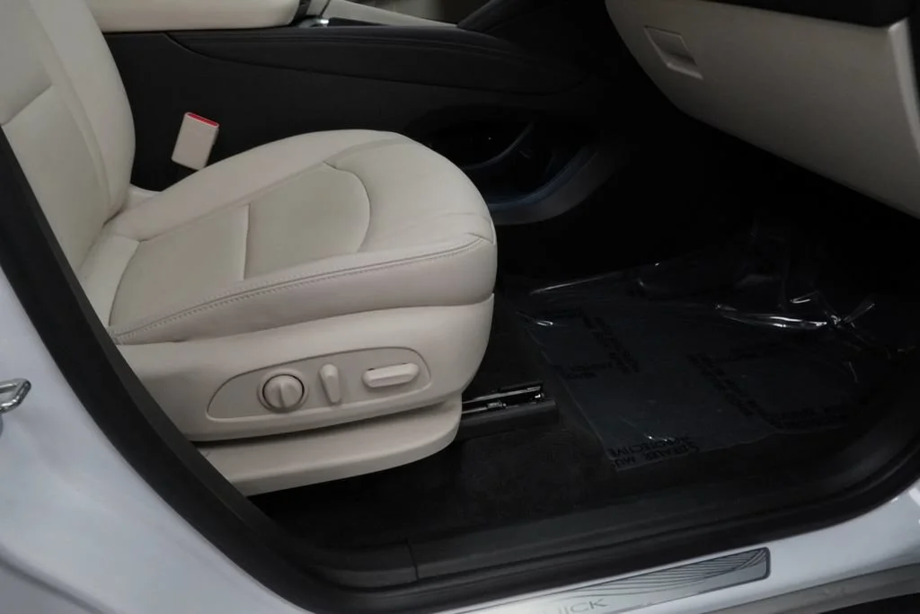 Used 2023 Summit White Buick Essence image 34