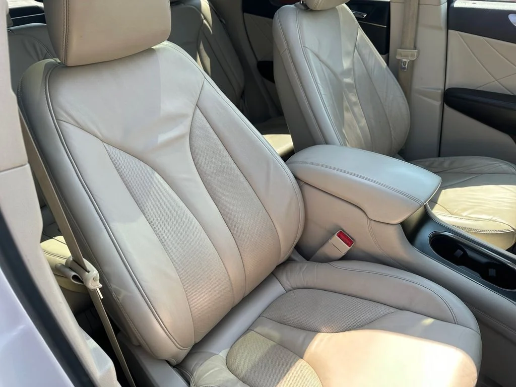 Used 2017 White Lincoln Select image 28