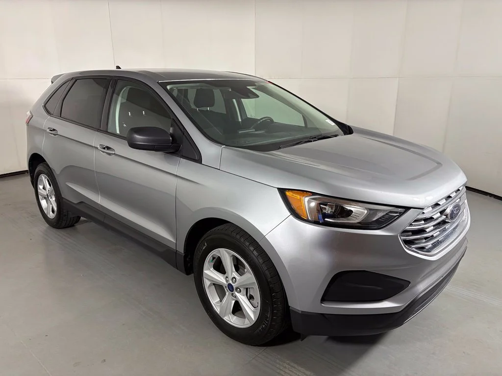 Used 2022 Silver Ford SE image 2