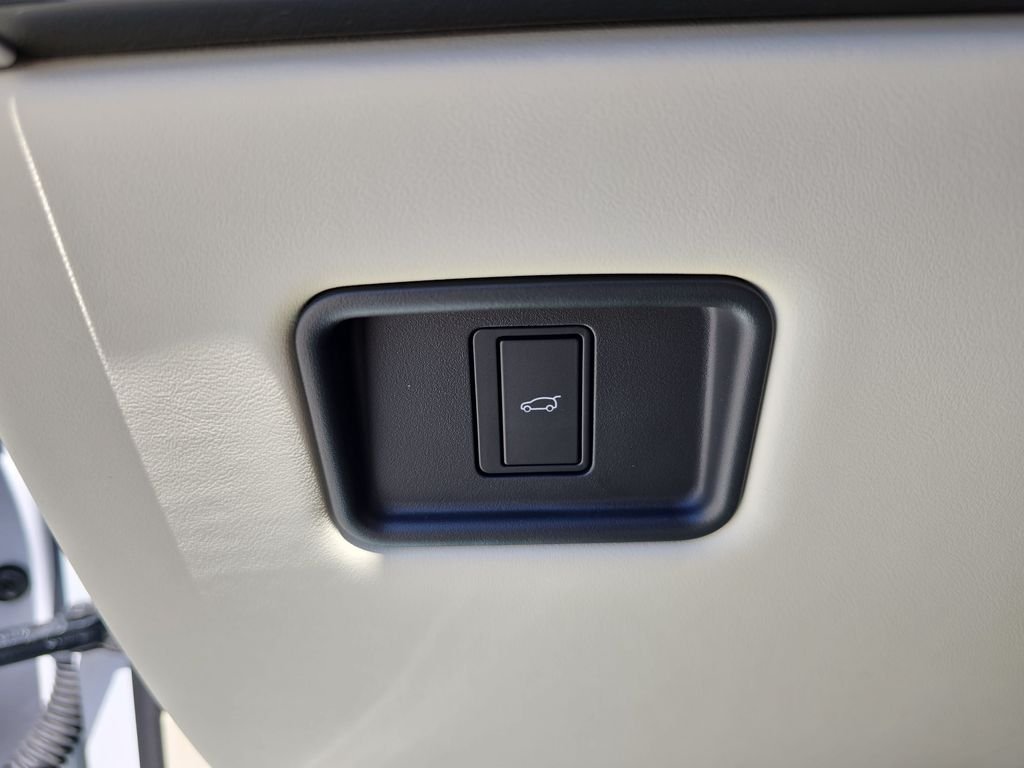 New 2026 Ostuni Pearl White Land Rover SE image 28