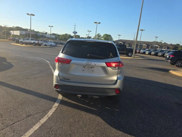Used 2018 Silver Toyota XLE image 4