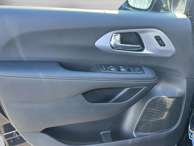 2026 Chrysler Pacifica Limited - Photo 10