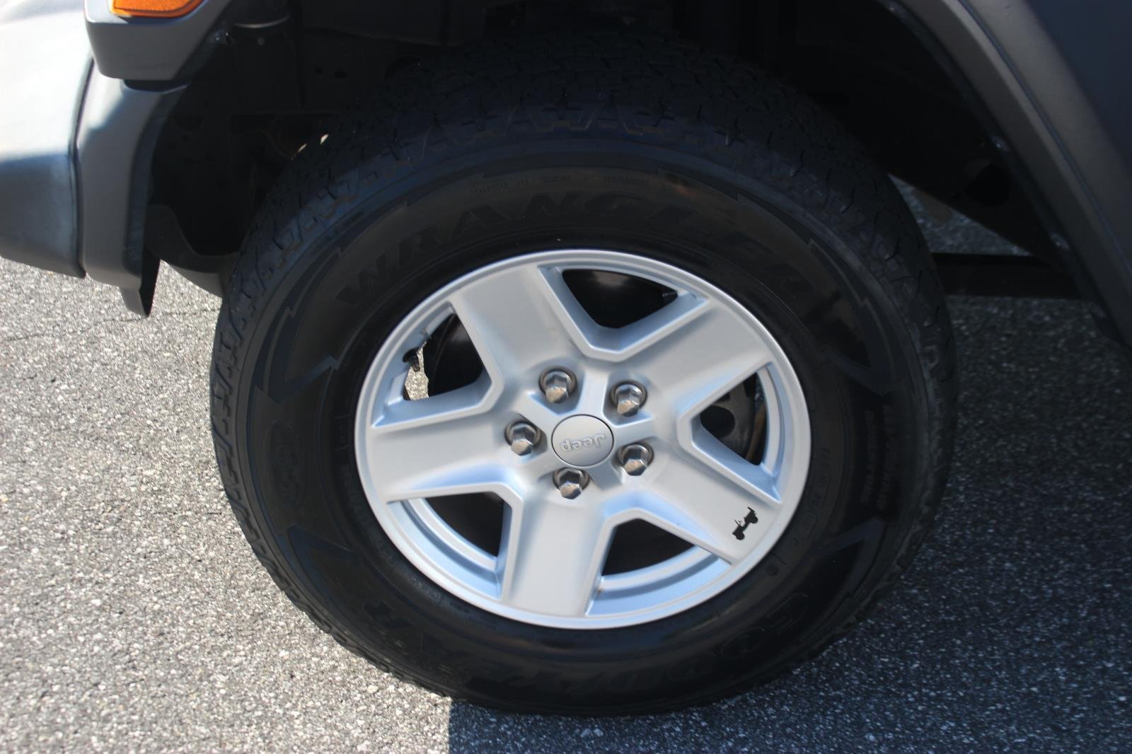 Used 2020 Silver Jeep Sport S image 35