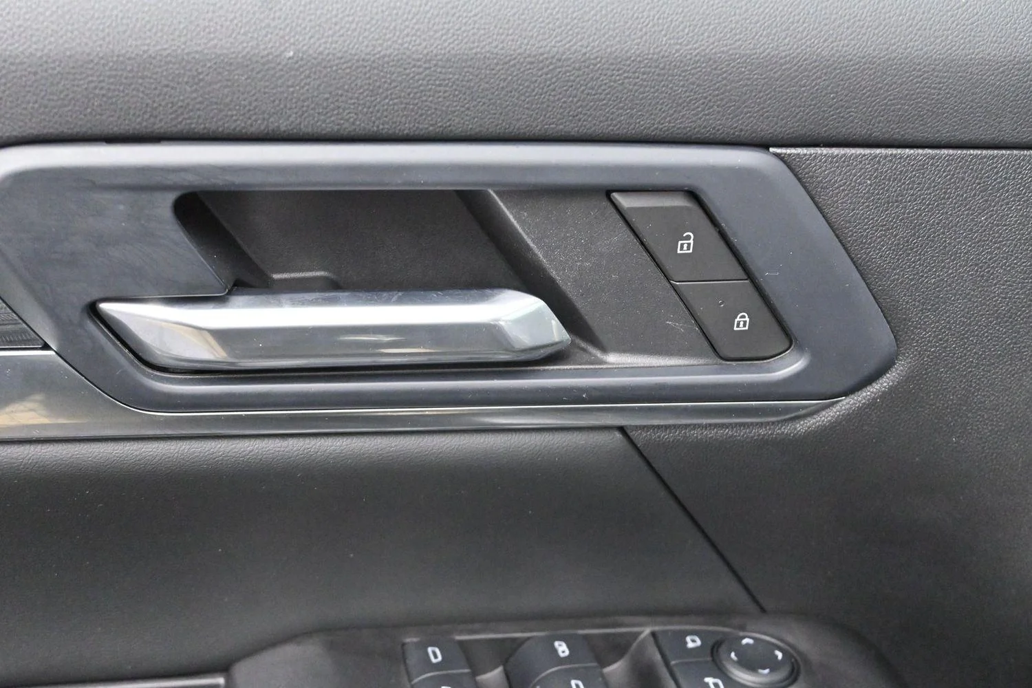 Used 2025 Ebony Twilight Metallic GMC Elevation image 11
