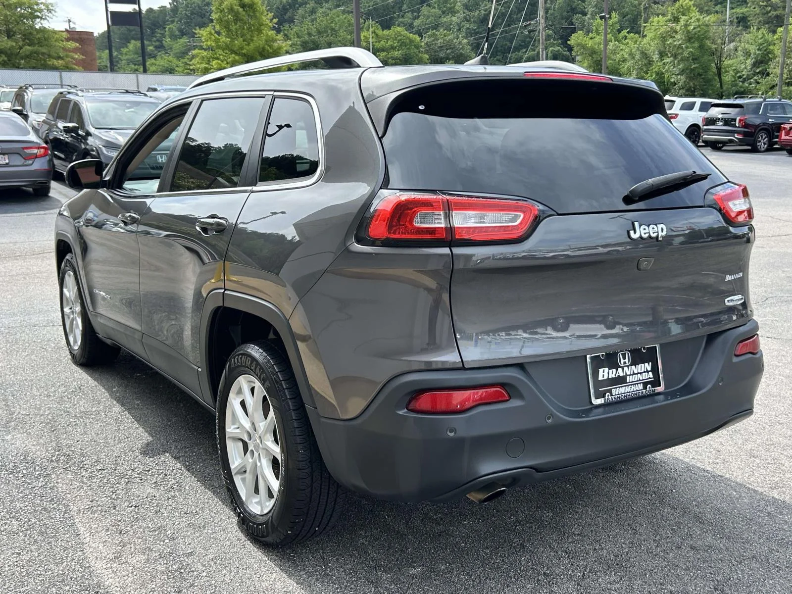 Used 2017 Gray Jeep Latitude FWD image 3