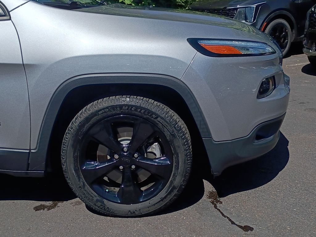 Used 2018 Billet Silver Metallic Clearcoat Jeep Latitude image 2