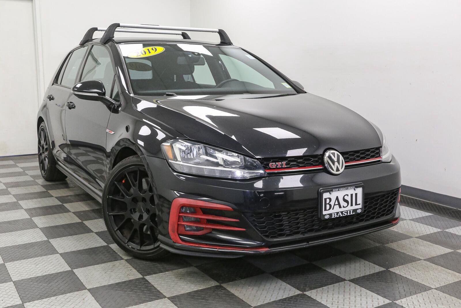Used 2019 Deep Black Pearl Volkswagen SE image 2