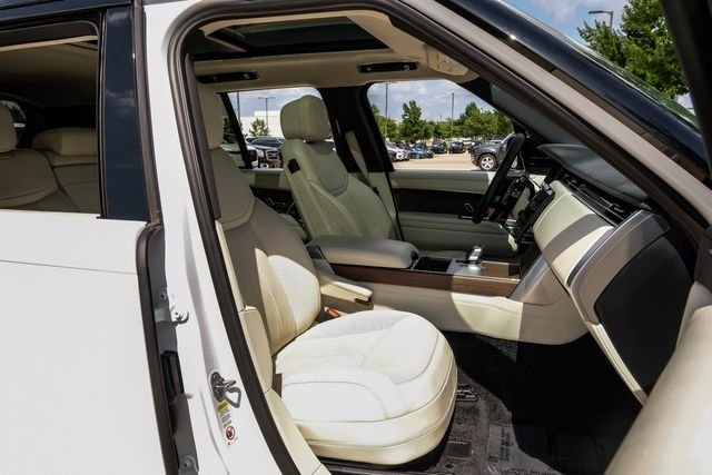 Used 2025 White Land Rover SE image 38