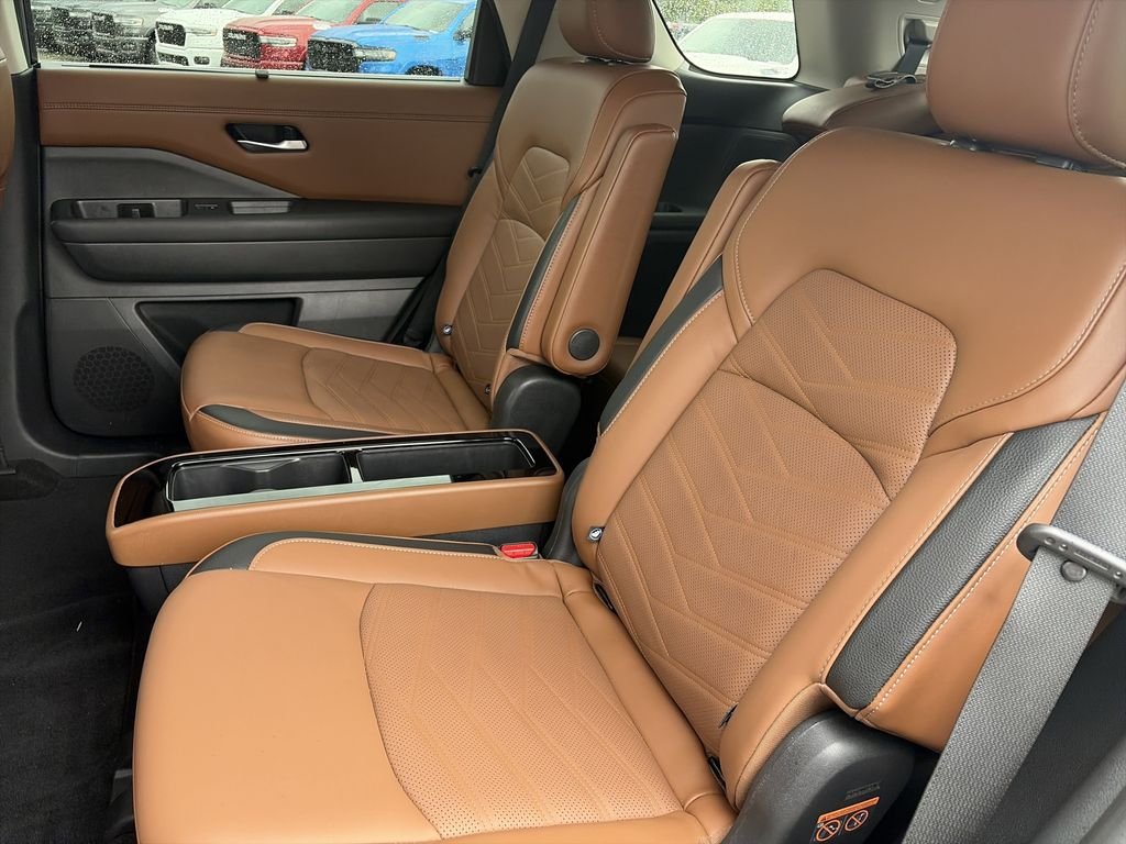 Used 2023 White Nissan Platinum image 30