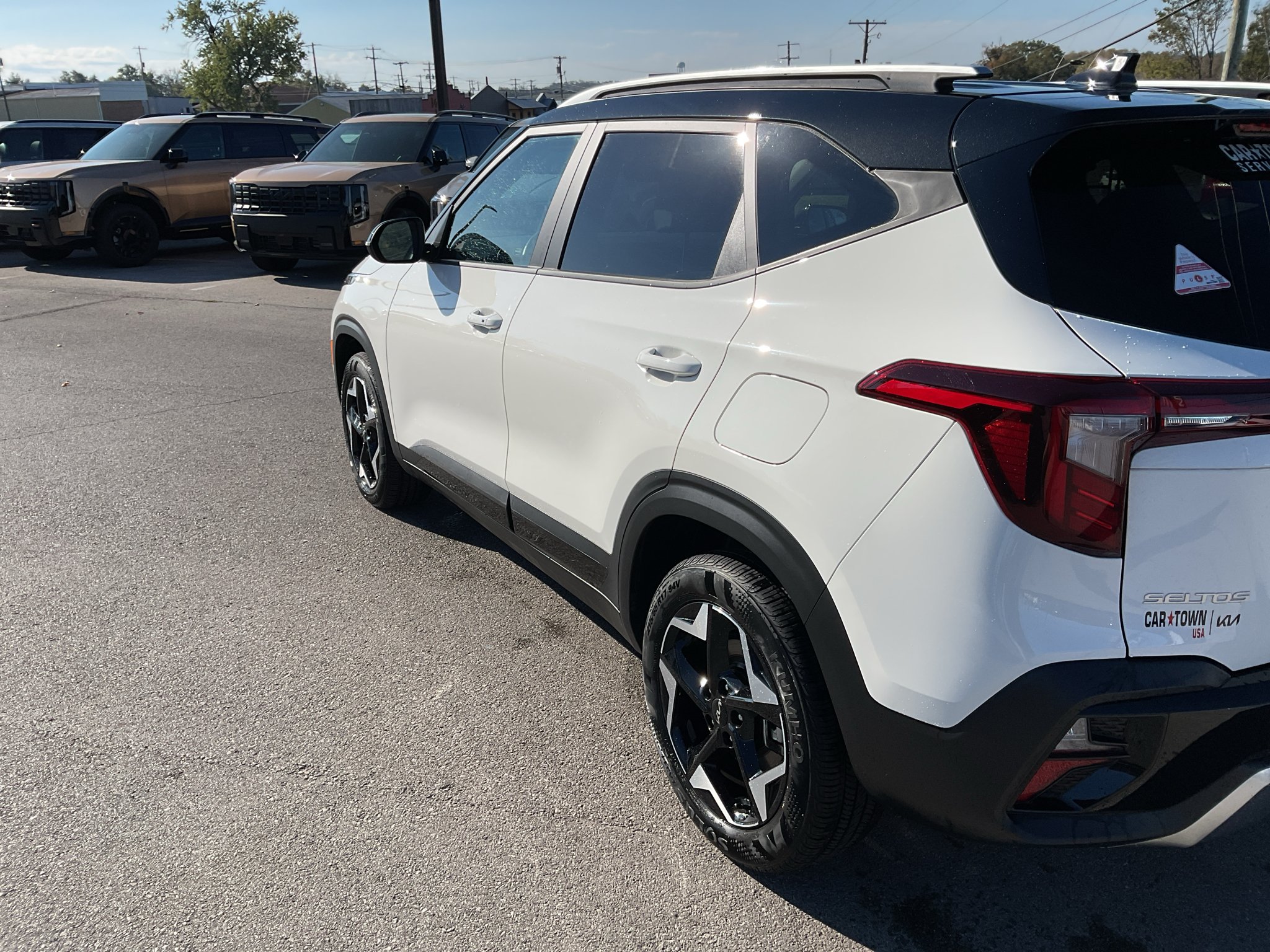 Used 2025 Clear White/Black Roof Kia S image 8