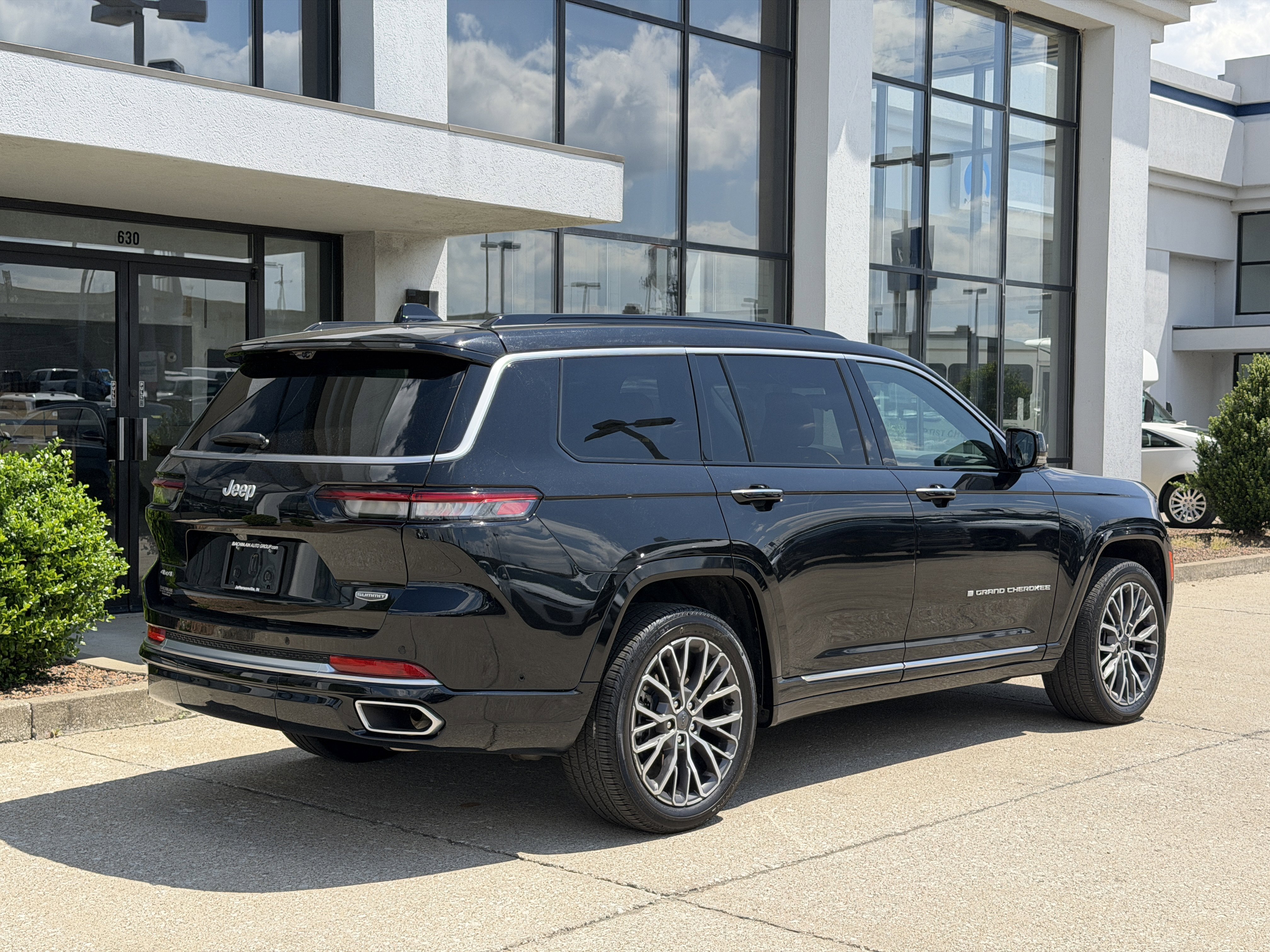 Used 2024 Diamond Black Crystal Pearlcoat Jeep Summit Reserve image 4